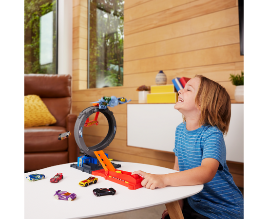 Игровой набор Hot Wheels «Нападение летучей мыши» Игровой набор Hot Wheels «Нападение летучей мыши»