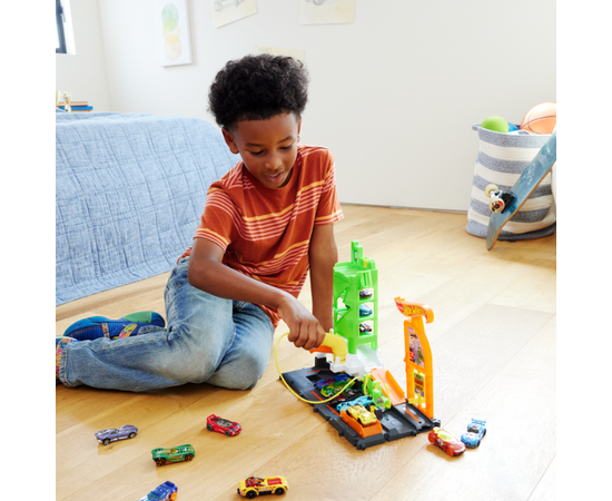 Игровой набор Hot Wheels «Заправочная станция Super Recharge» Игровой набор Hot Wheels «Заправочная станция Super Recharge»